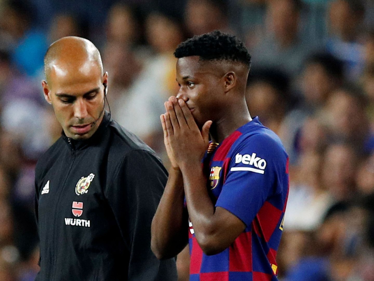 Ansu Fati instantes antes de debutar con el FC Barcelona. (Reuters)