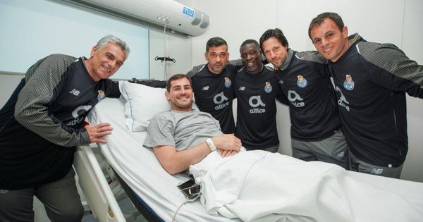 Foto: La plantilla del Oporto visitó a Casillas en el hospital. (EFE)