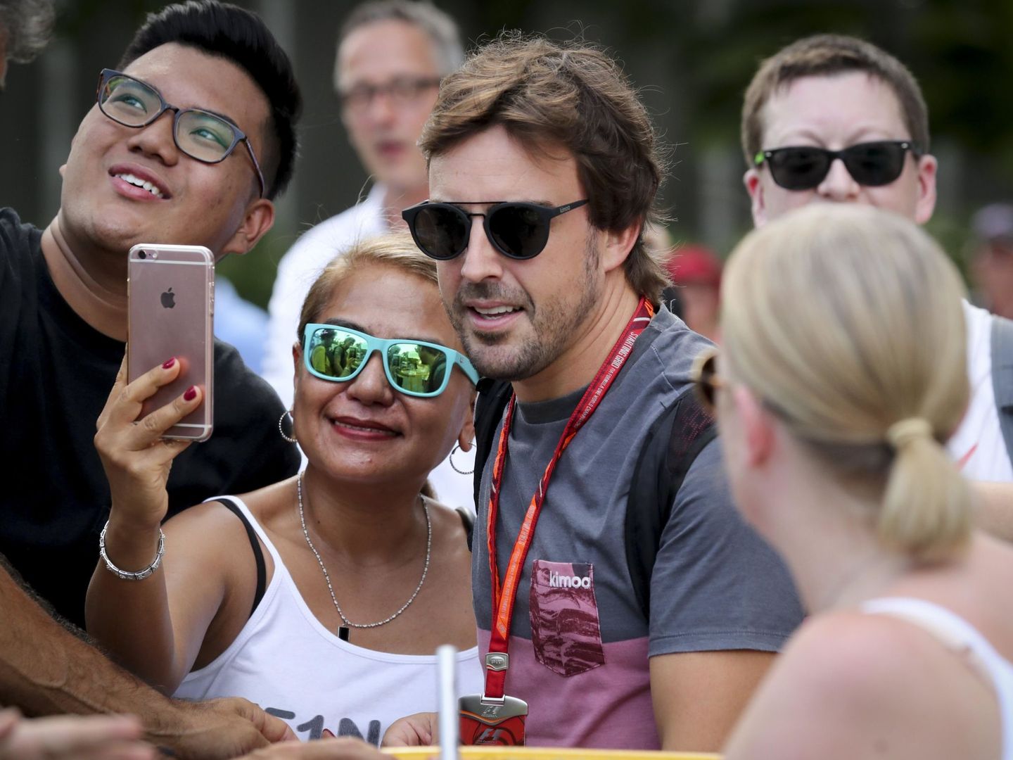Fernando Alonso se fotografía con aficionados este jueves en Singapur. (EFE)