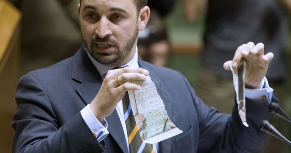 Foto: Abascal rompe en dos la imagen de una papeleta de la consulta soberanista que proyectaba Ibarretxe en una sesión del Parlamento Vasco en 2008. (EFE)