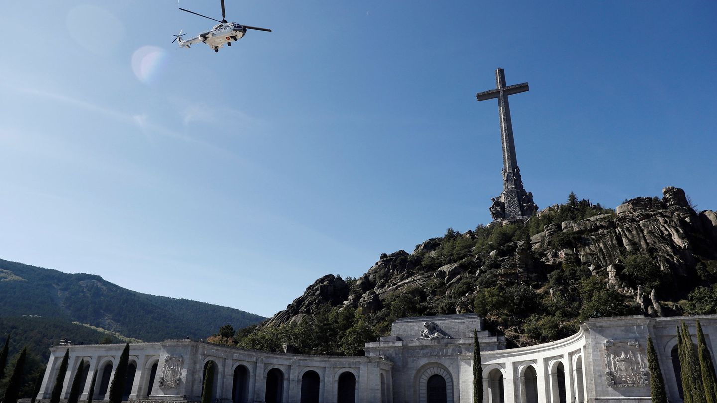 Evacuación de los restos de Franco del Valle de los Caídos. (EFE)