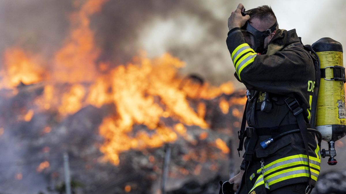 Al menos 1.200 turistas son evacuados por un incendio forestal en la Bahía de San Felice (Italia)