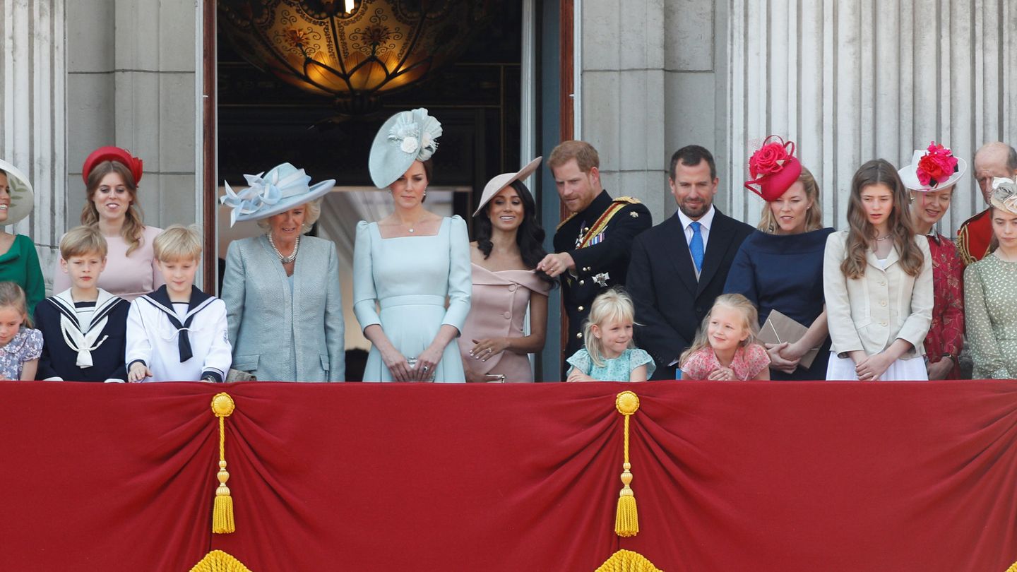 Meghan y Harry, junto a la familia real en el Trooping the Colour. (Reuters)