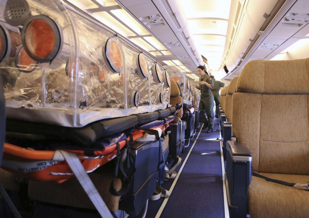 Foto: Imagen del interior del avión medicalizado para repratiar al religioso español. (EFE)