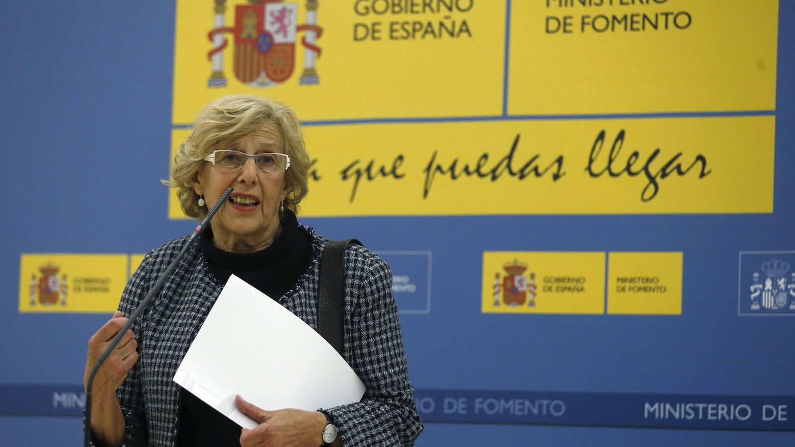Foto: La alcaldesa de Madrid, Manuela Carmena, en rueda de prensa tras una reunión celebrada en el Ministerio de Fomento. (EFE)