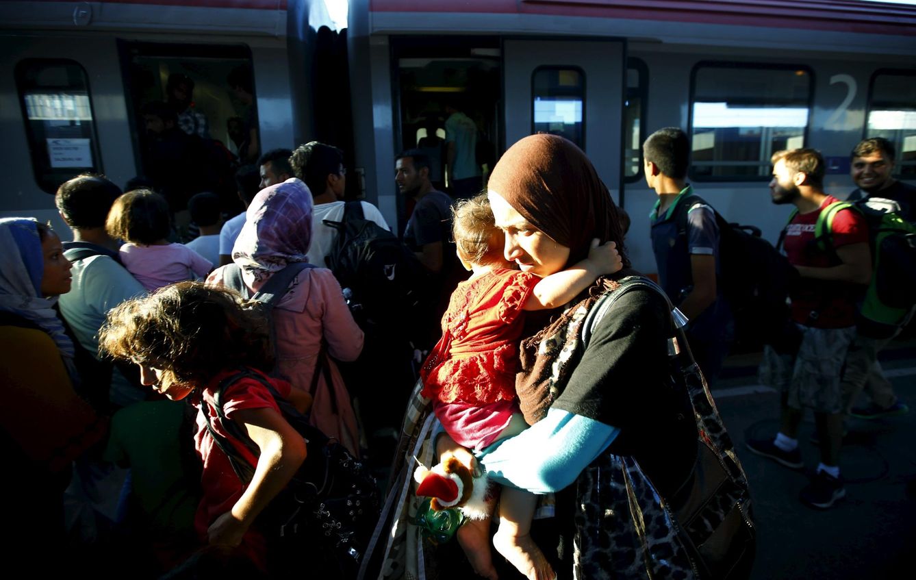 Foto: Refugiados llegados de Hungría toman un tren en la estación de Viena con dirección a Alemania, el 31 de agosto de 2015 (Reuters).