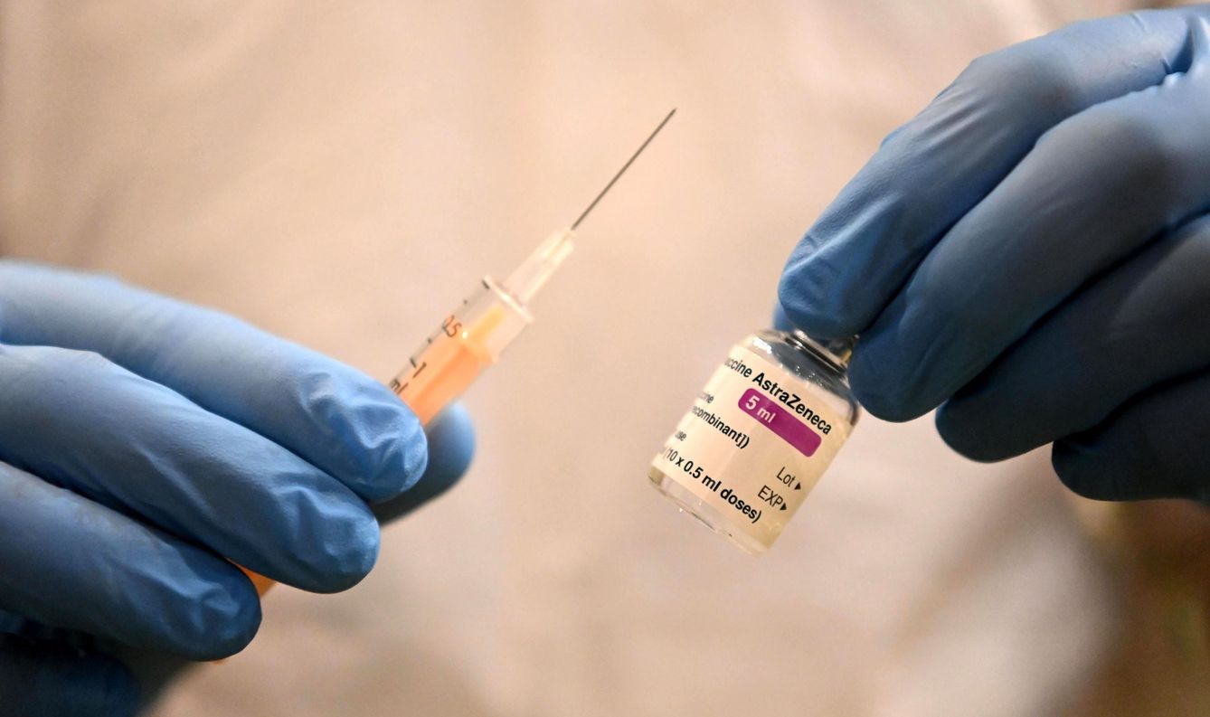 Un farmacéutico prepara la vacuna de Oxford-AstraZeneca. (EFE)