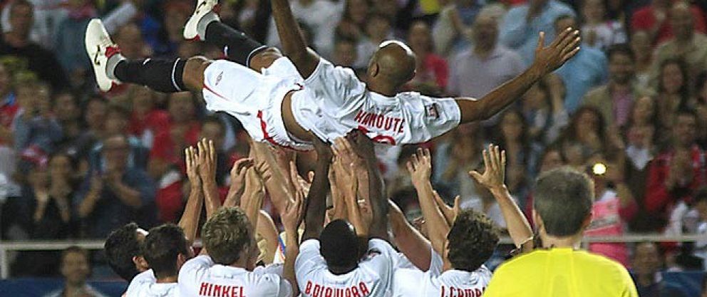 Foto: El fútbol español se vuelca con África y homenajea a Kanouté, su embajador