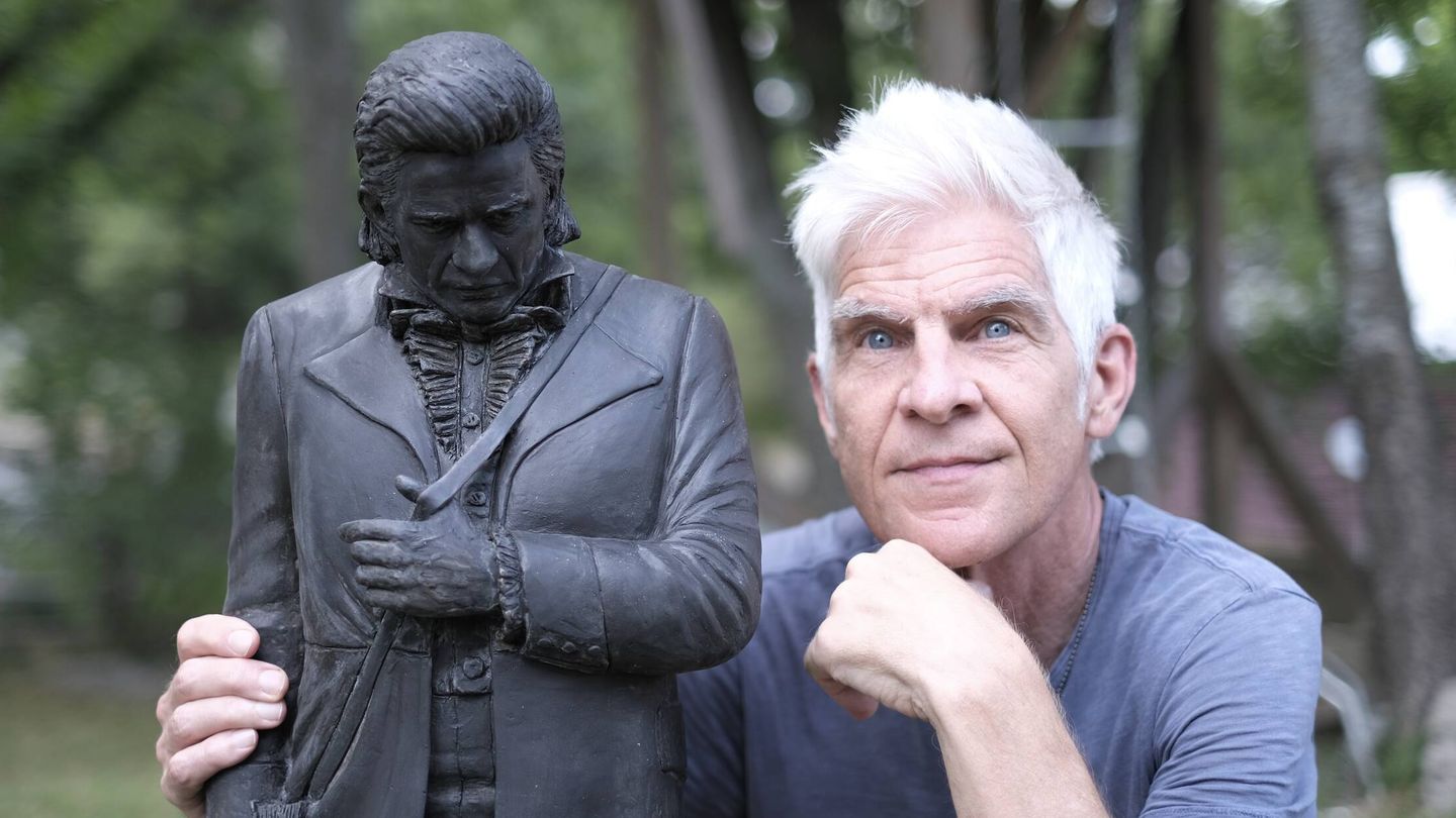 El autor de la escultura, Kevin Kresse, junto a su obra. (J. G.)