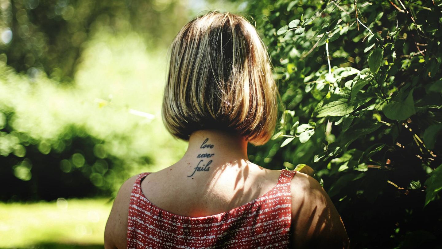 La incidencia del sol sobre la piel tatuada puede distorisionar el dibujo, especialmente si se trata de un trabajo reciente. (Unsplash/Ksenia Makagonova)