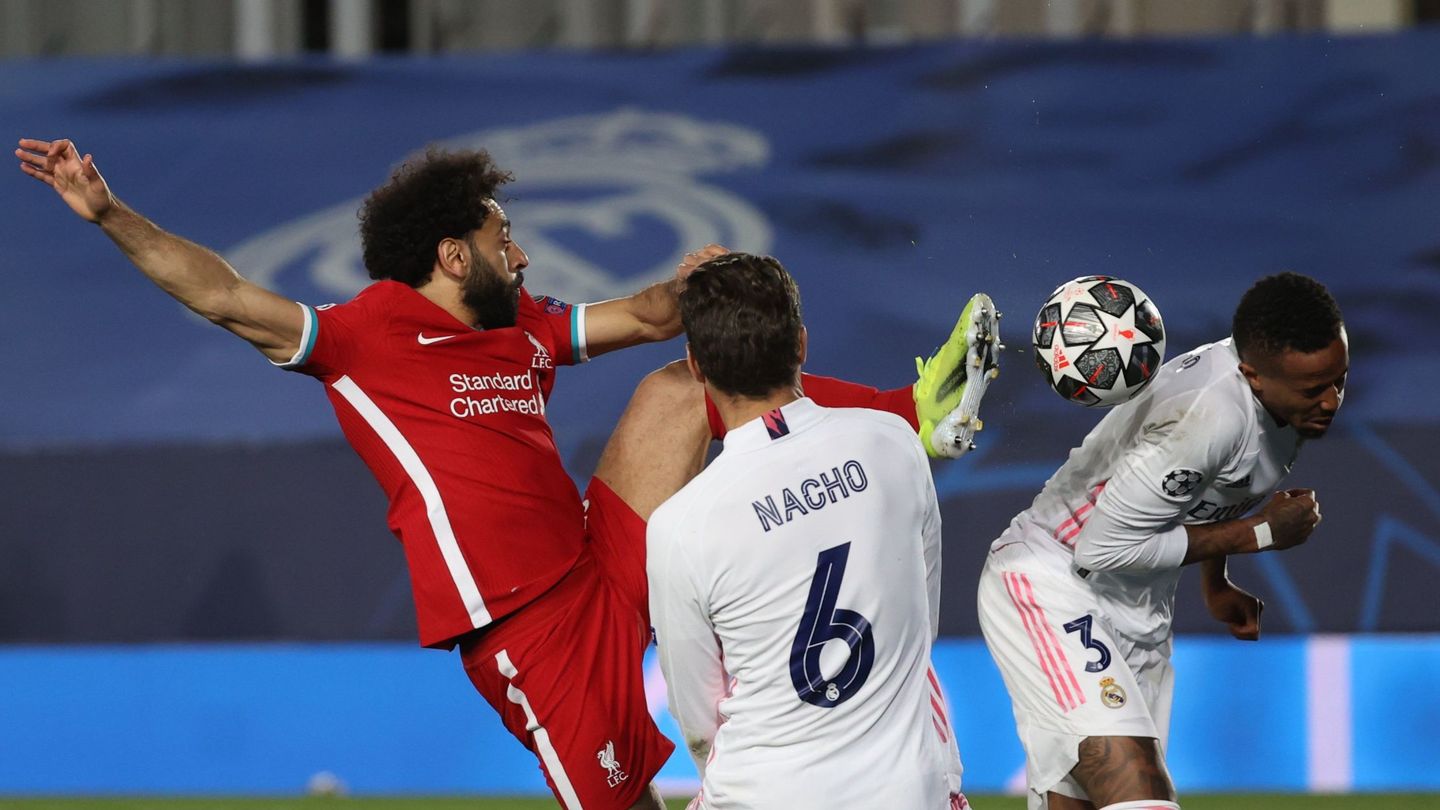 Nacho, Salah y Militâo, en un lance del Madrid-Liverpool. (EFE)
