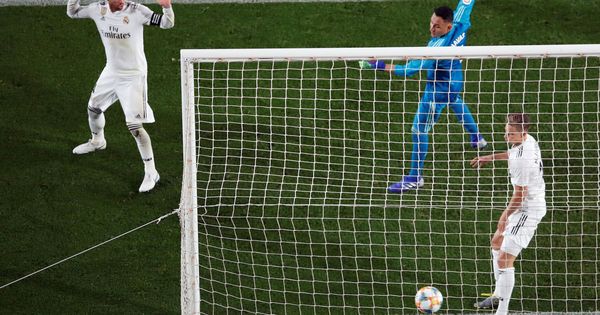 Foto: Sergio Ramos levanta las manos durante el gol del FC Barcelona. (EFE)