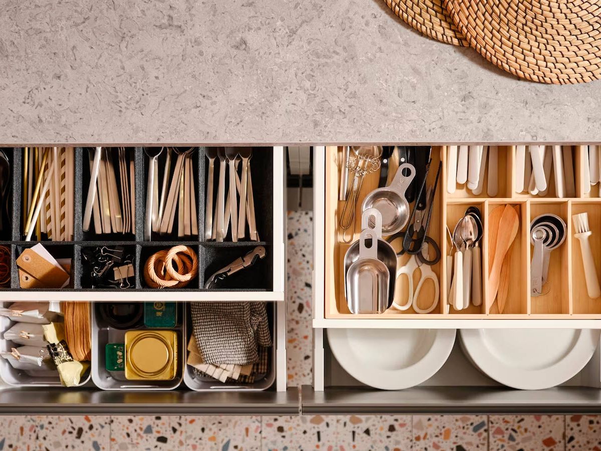 Ideas para organizar con estanterías tu cocina
