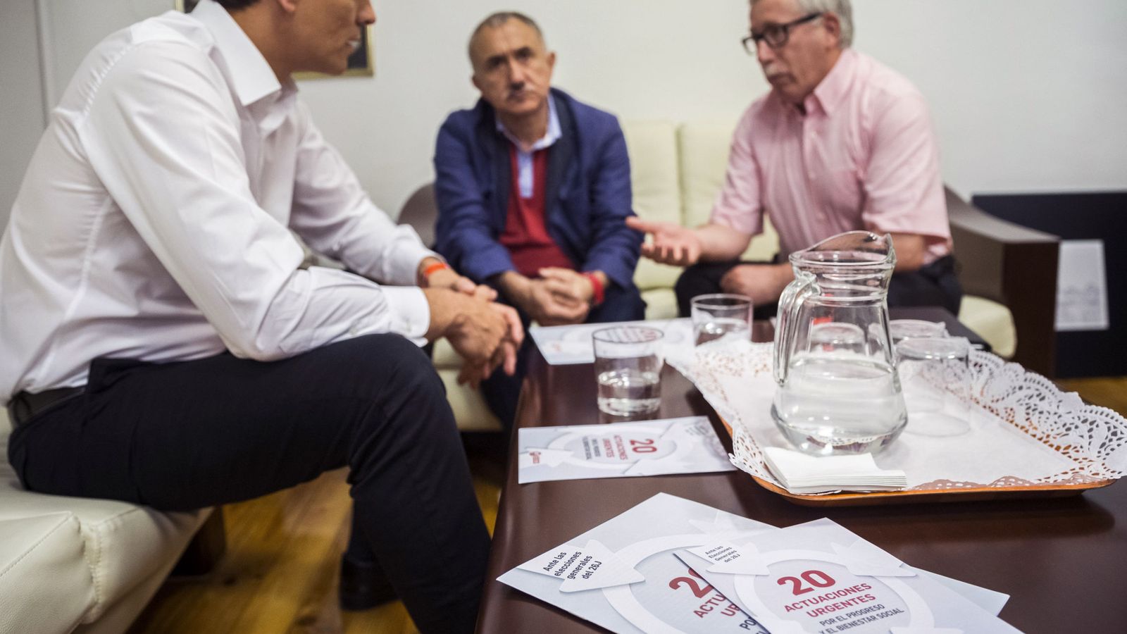 Foto: El secretario general del PSOE, Pedro Sánchez (i), durante una reunión con los secretarios generales de UGT y CCOO, Pepe Álvarez (c) e Ignacio Fernández Toxo. (EFE)