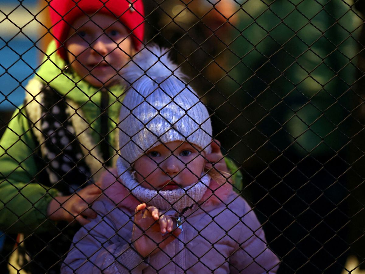 Foto: Menores refugiados en la frontera con Polonia. (Reuters/Hannah McKay)