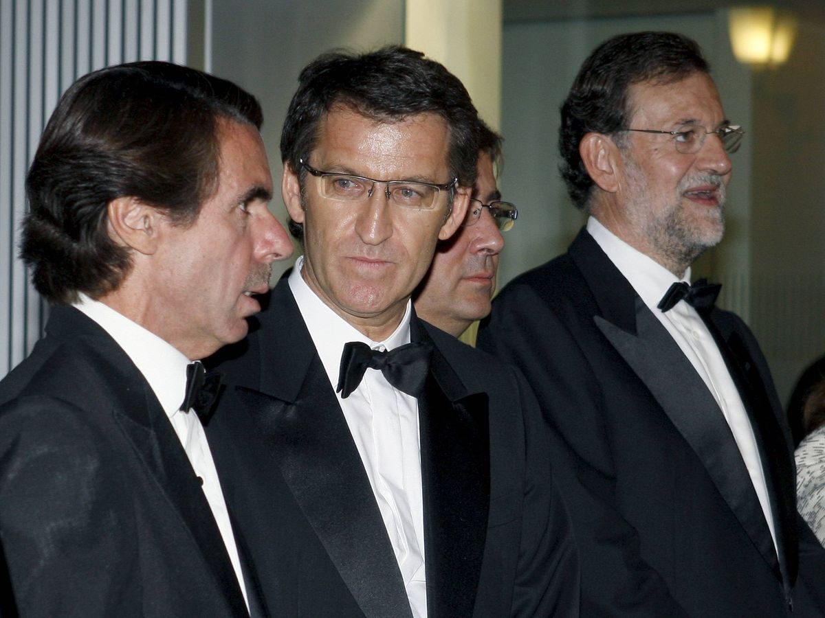 Foto: Fotografía de archivo. El expresidente del Gobierno, José María Aznar (i), conversa con el presidente de la Xunta, Alberto Núñez Feijóo (c). (EFE/Manuel H.)
