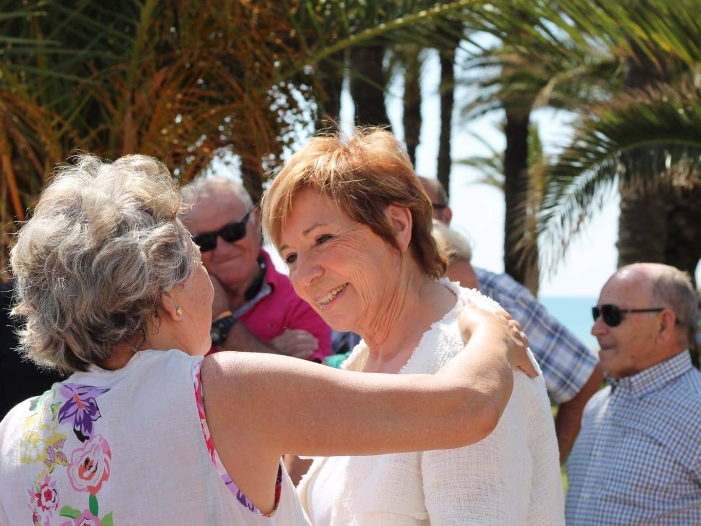 Celia Villalobos, charlando con una señora en Málaga. (EFE)