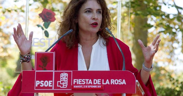 Foto: La ministra de Hacienda, María Jesús Montero, participa en la Fiesta de la Rosa del municipio zamorano de Benavente. (EFE)