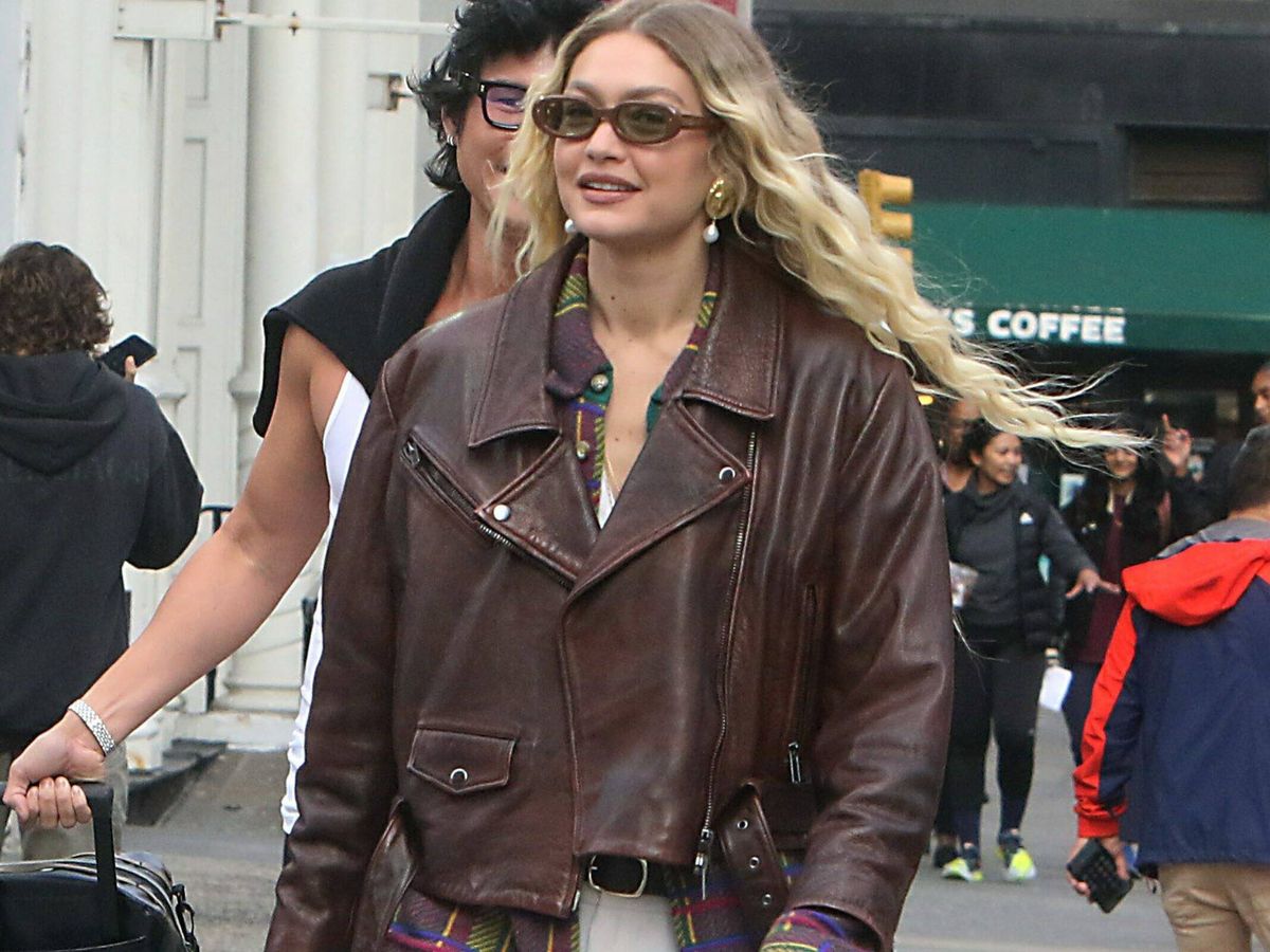 Foto: La modelo Gigi Hadid con una chaqueta de cuero marrón chocolate. (Cordon Press)