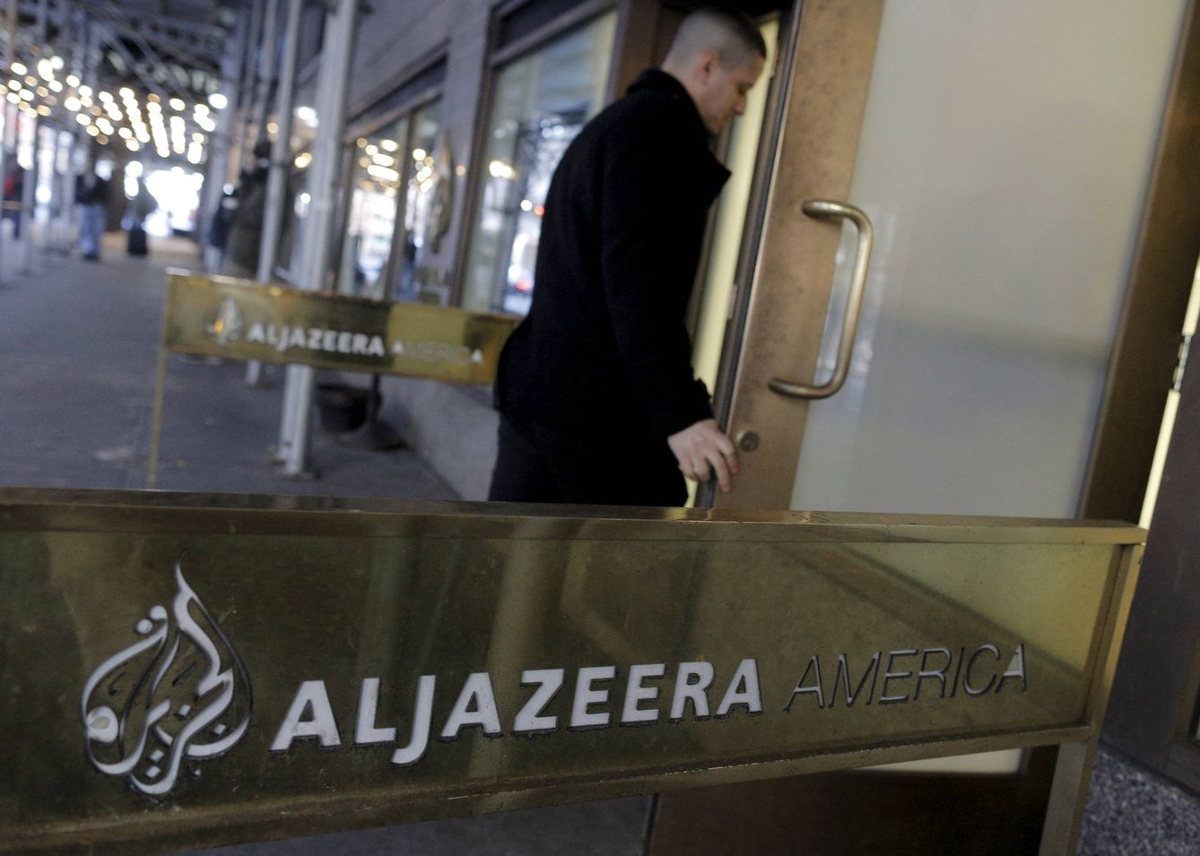 Un empleado entra en la sede de Al Jazeera America, en Nueva York. (Reuters)