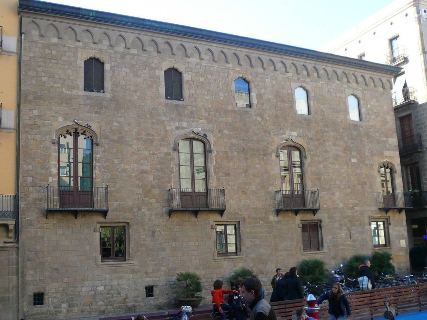 La oficina se encuentra ubicada en el Palau Centelles. (Pere prlpz, vía Viquipèdia)