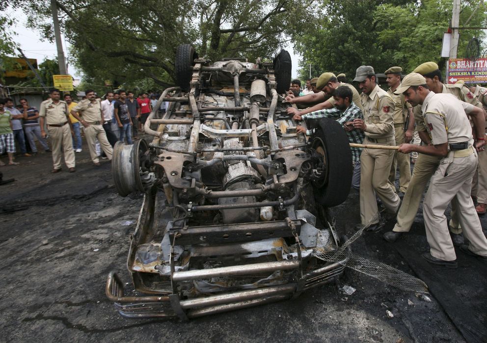 Foto: La policía india inspecciona los restos de un vehículo tras una explosión. (Reuters)