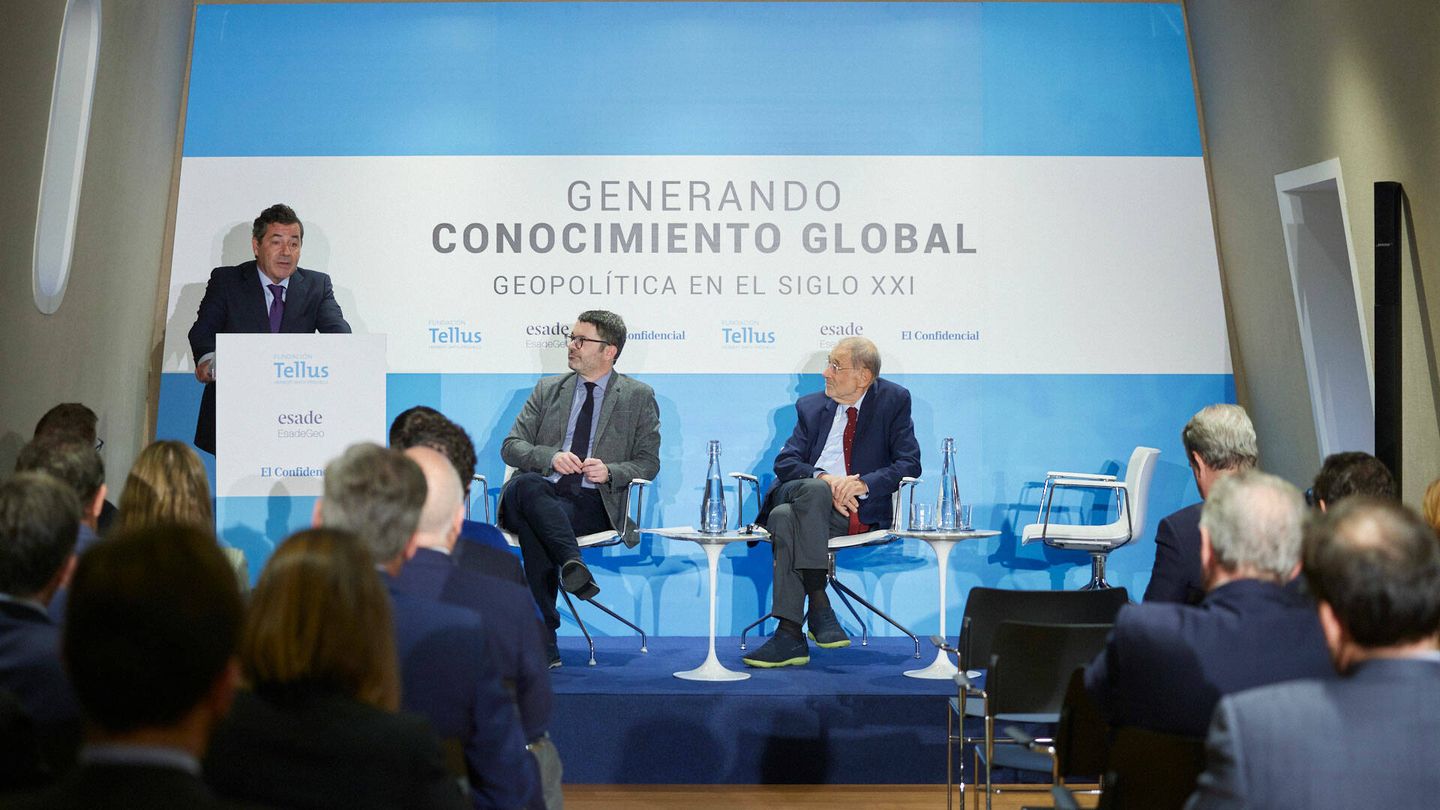 Miguel Riaño, en el atril durante su intervención, junto a Ramón González Férriz, periodista de El Confidencial, y Javier Solana, presidente de EsadeGeo.