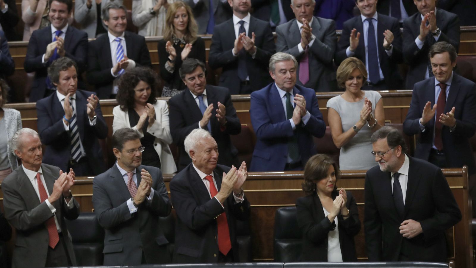 Foto: El líder del PP y presidente del Gobierno en funciones, Mariano Rajoy (d) es aplaudido por los diputados de su partido. (EFE)