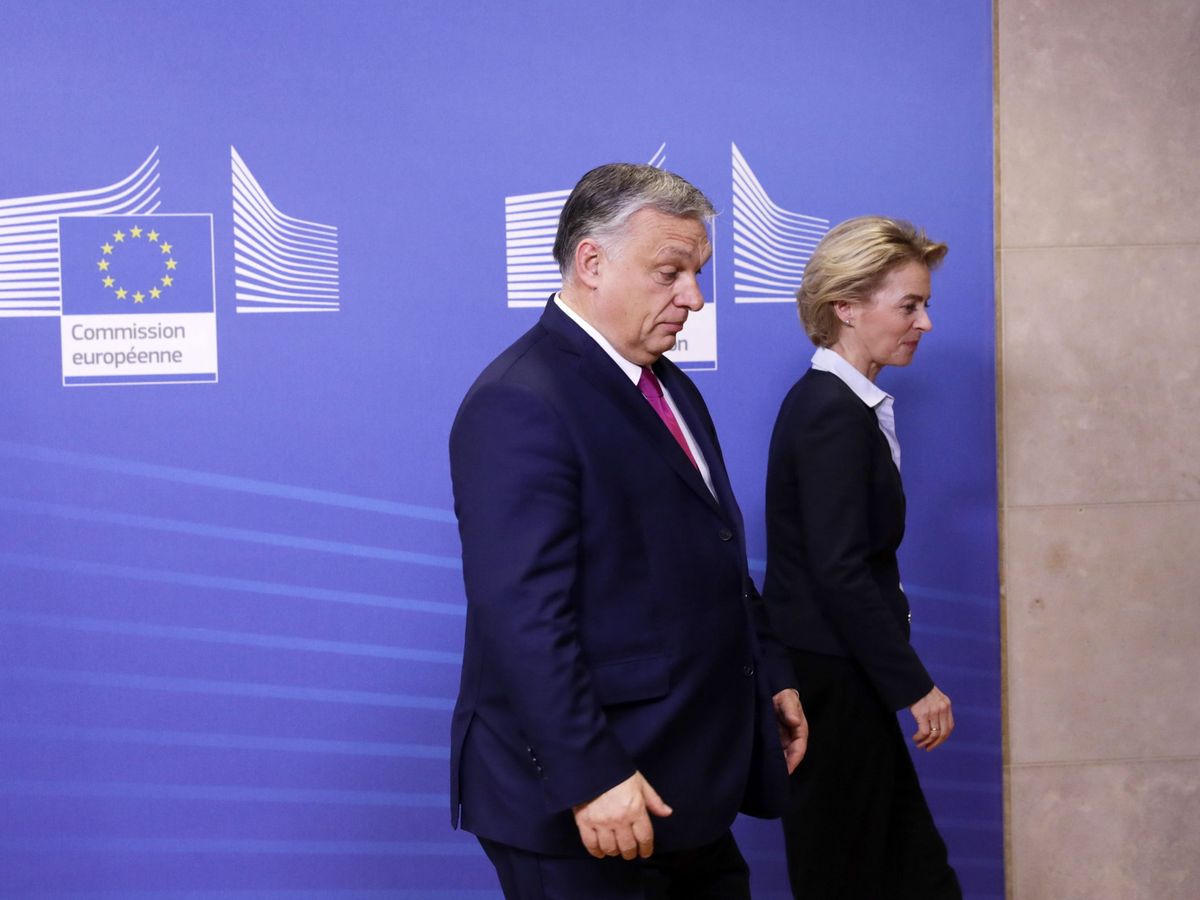 Foto: Viktor Orbán, primer ministro húngaro, junto a Ursula Von der Leyen, presidenta de la Comisión Europea, en Bruselas. (EFE)