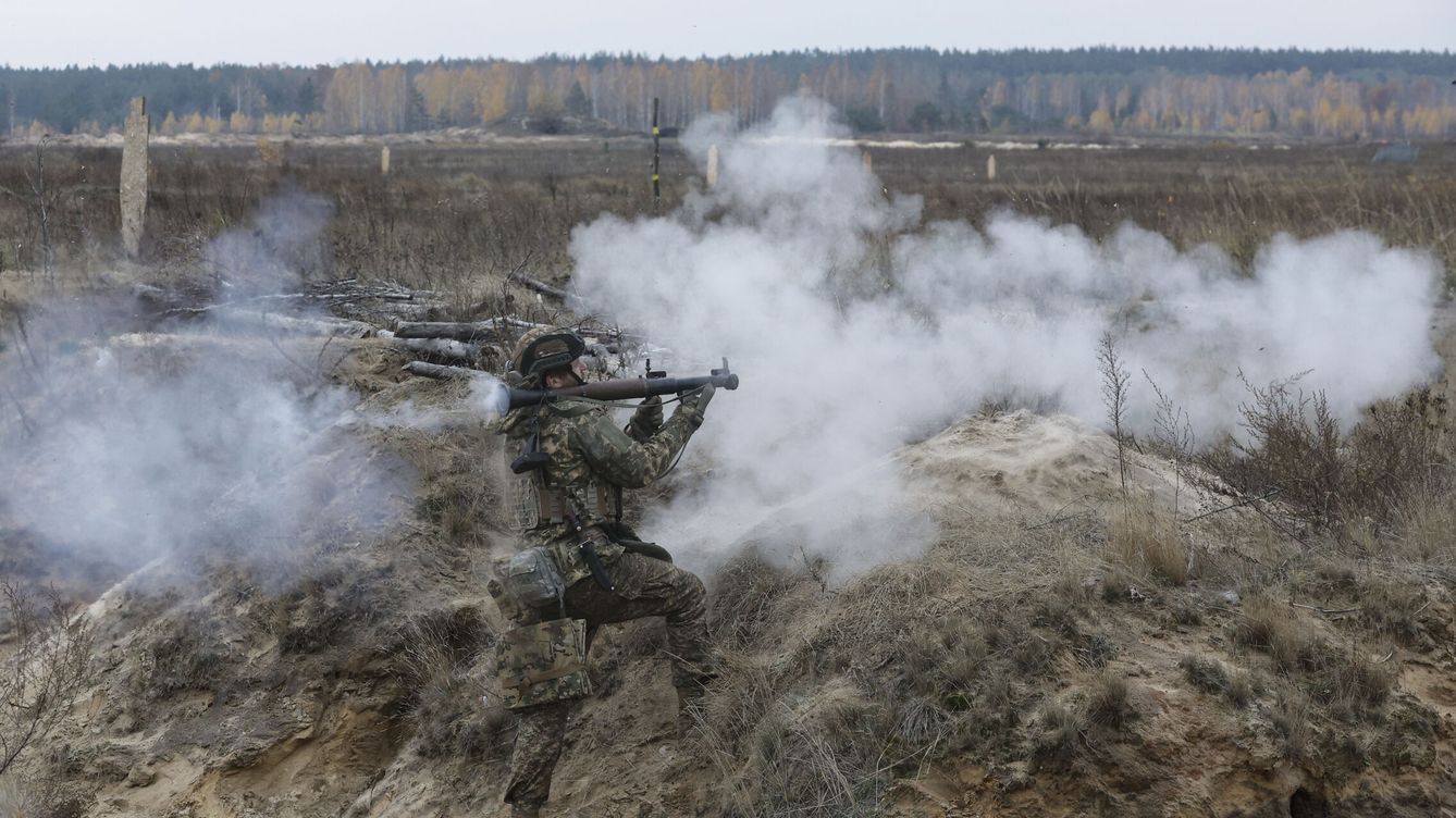 Foto: Un soldado ucraniano realizando maniobras militares. (EFE/EPA/Sergey Dolzhenko)