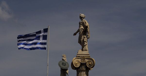 Foto: Una bandera de Grecia ondea en Atenas. (EFE)