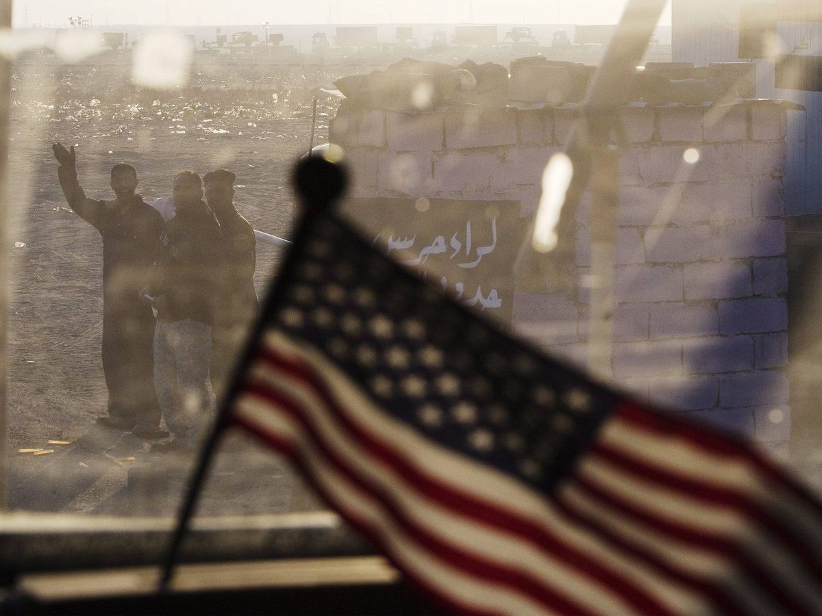 Foto: Soldados tras la bandera estadounidense en Irak. (EFE/Lucas Jackson)