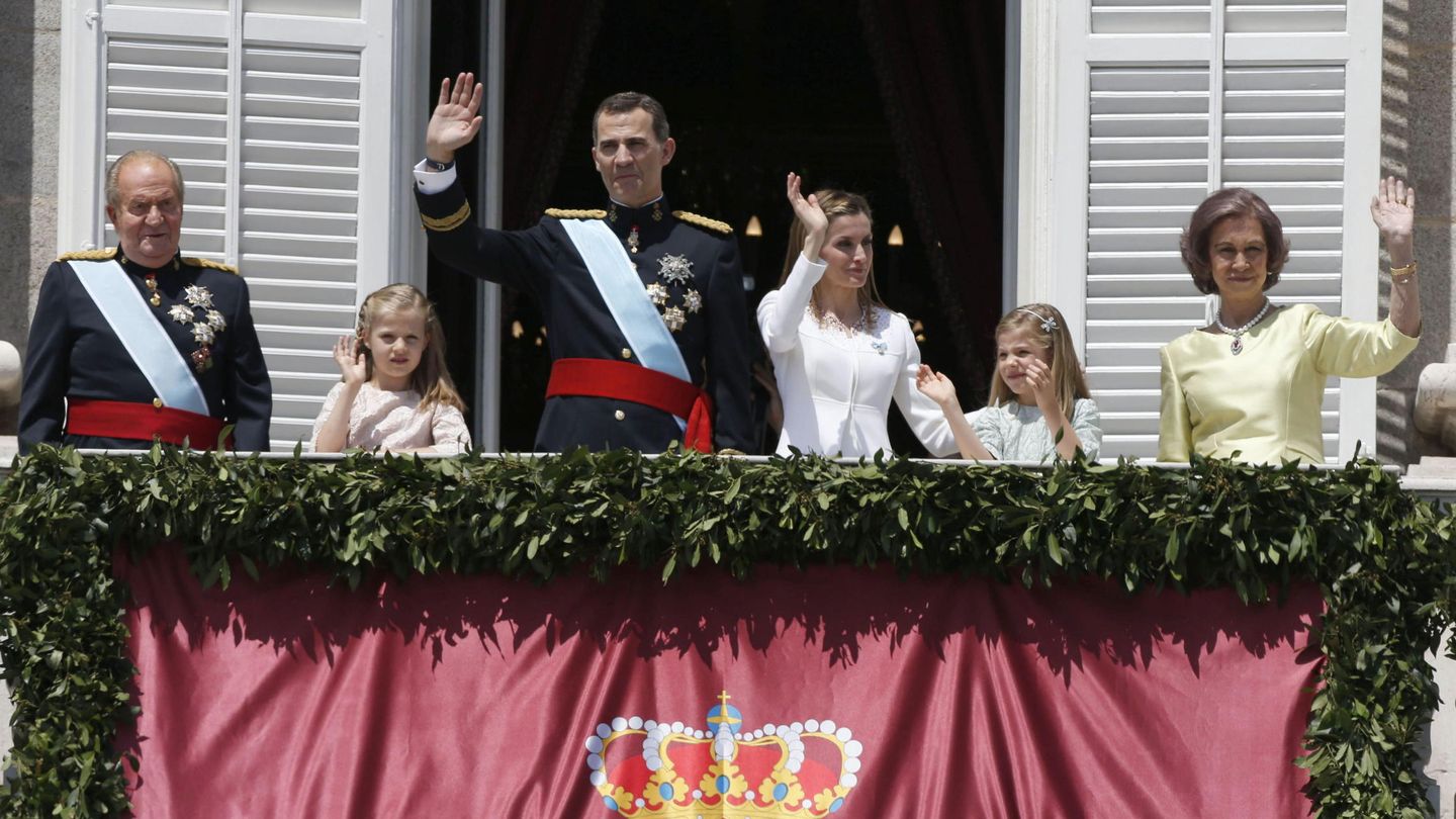 Saludo tras la proclamación del rey Felipe VI en las Cortes. (EFE)