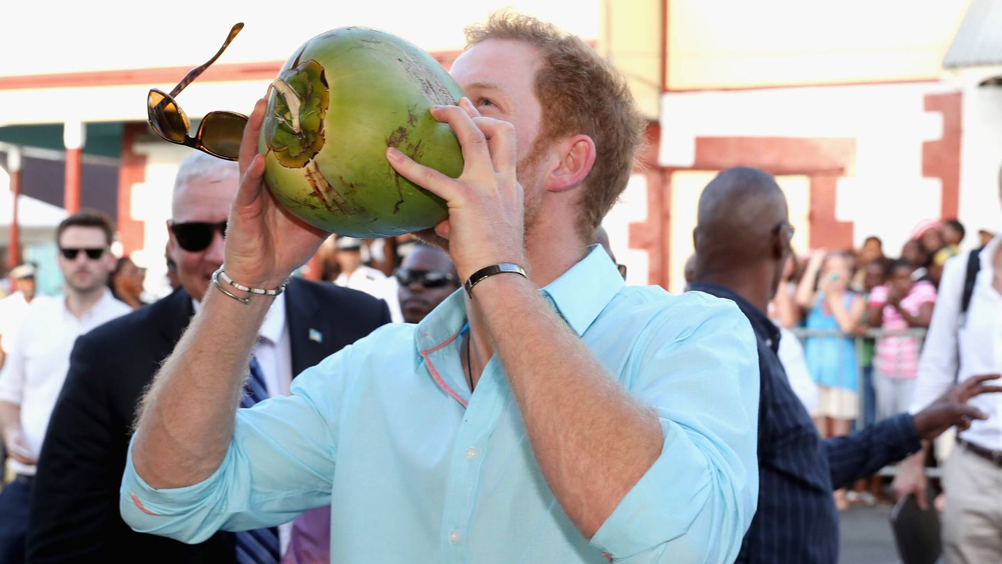 El príncipe Harry bebiendo agua de coco en una viaje al Caribe en 2016 (Chris Jackson - Pool / Getty Images)