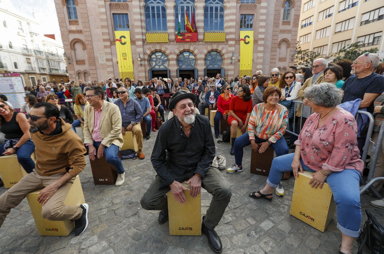 Un momento de la cajoneada flamenca organizada por el Ayuntamiento de Cádiz y el Instituto Cervantes. (EFE/Jorge Zapata)