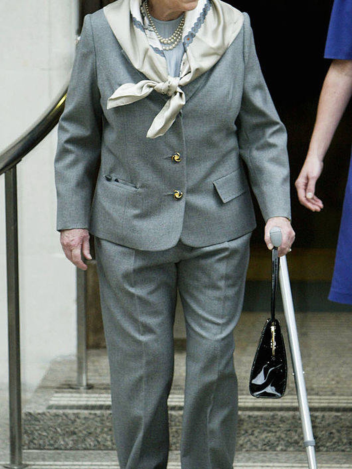 La reina Isabel II en 2003, tras su intervención de rodilla. (Getty)