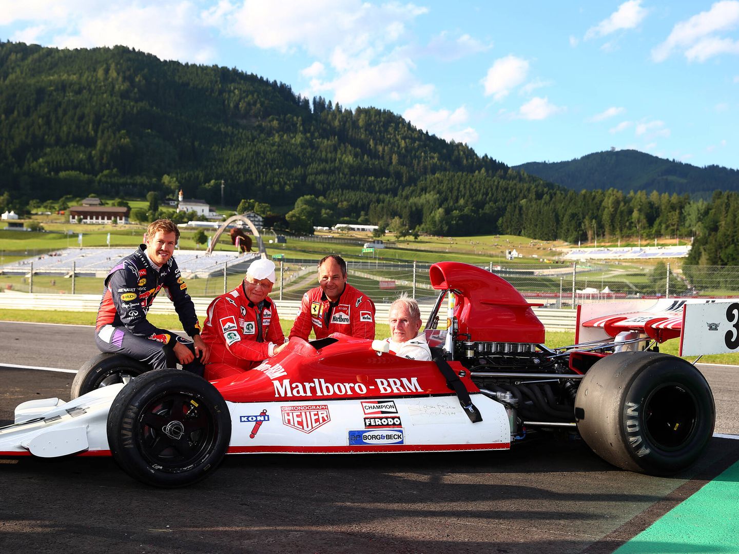 Sebastian Vettel, con los tres mejores pilotos austríacos de la historia, en 2015. (Red Bull CP)