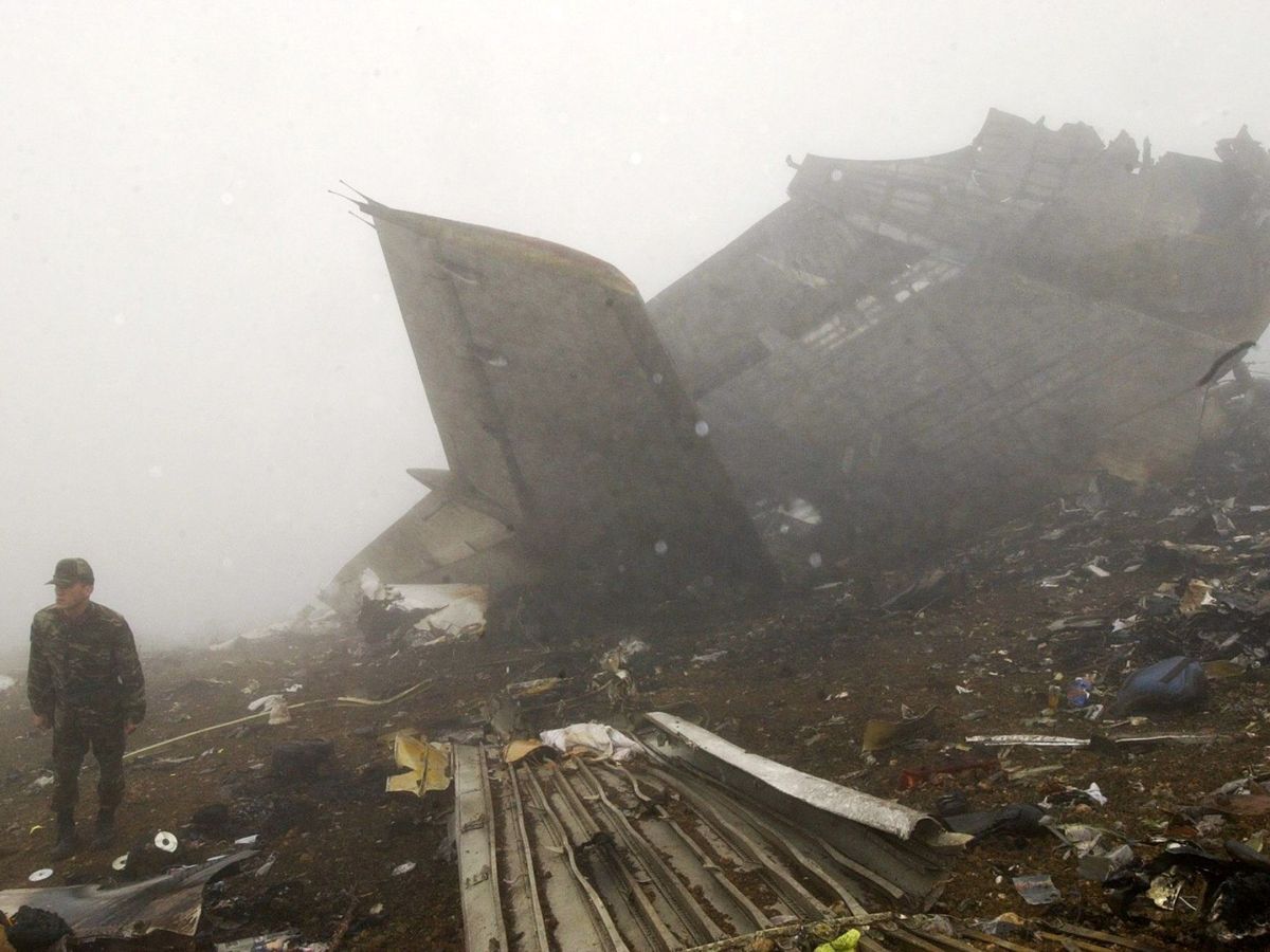 Foto: Imagen de Trabzon (Turquía), el 27 de mayo de 2003, del lugar del accidente del avión Yakolev 42, en el que murieron 62 militares españoles. (EFE)