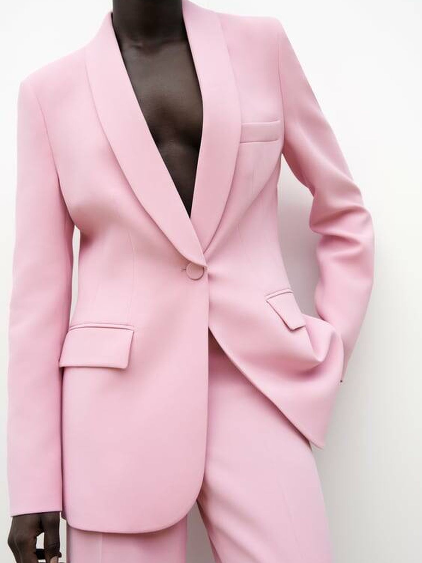 Las influencers están agotando este traje rosa de Zara para volver con  alegría a la oficina