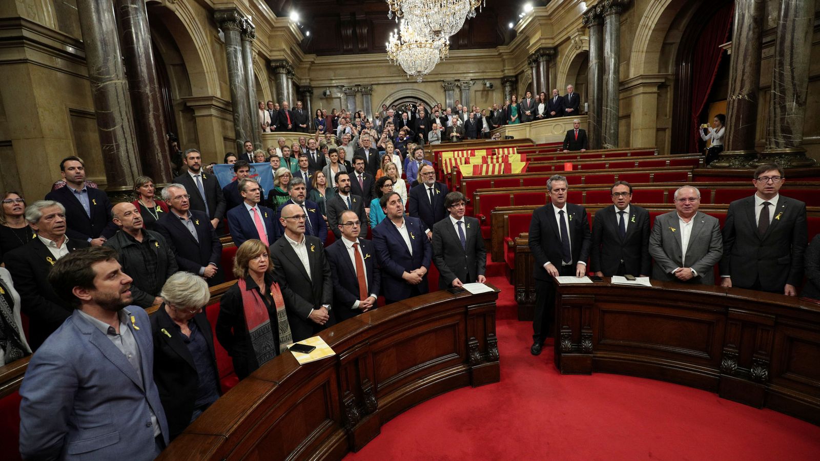 Foto: El Gobierno catalán y los diputados independentistas cantan Els Segadors tras la declaración de independencia. (Reuters)