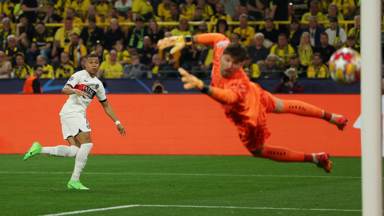 Mbappé se topó con el palo. (Reuters/Thilo Schmuelgen)