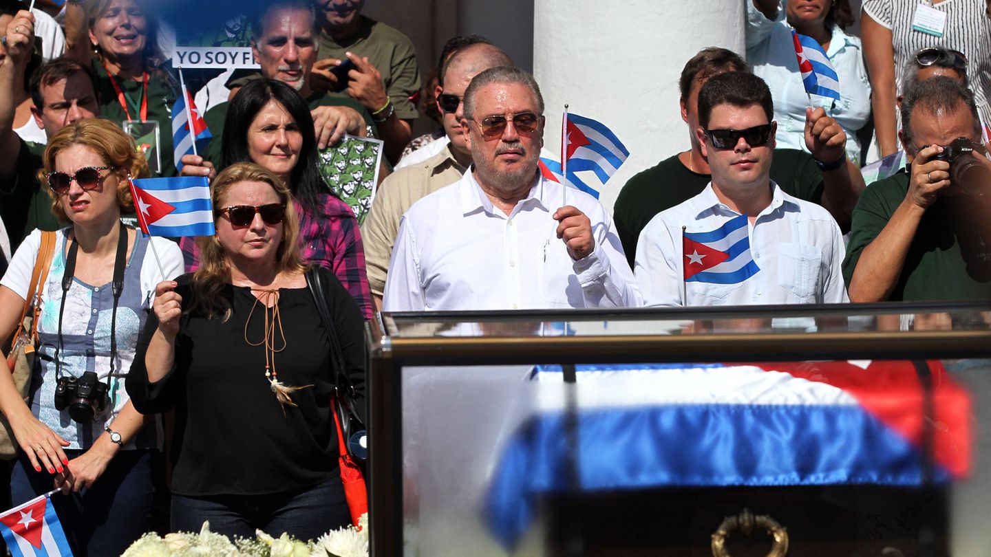 Fidel Castro Díaz-Balart rinde honores a la caravana con las cenizas del fallecido líder de la revolución cubana Fidel Castro. (EFE)