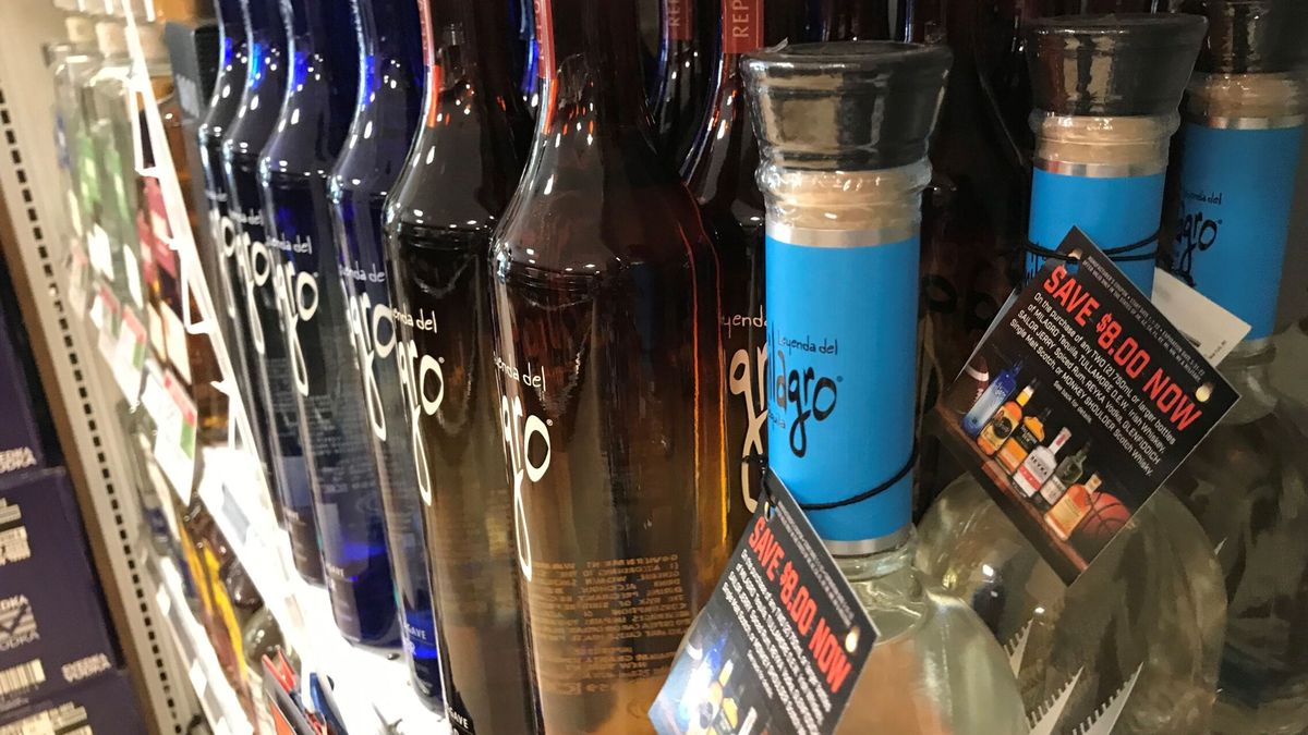Localizan más de 200 litros de licores ilegales en un supermercado de Vedra (A Coruña)