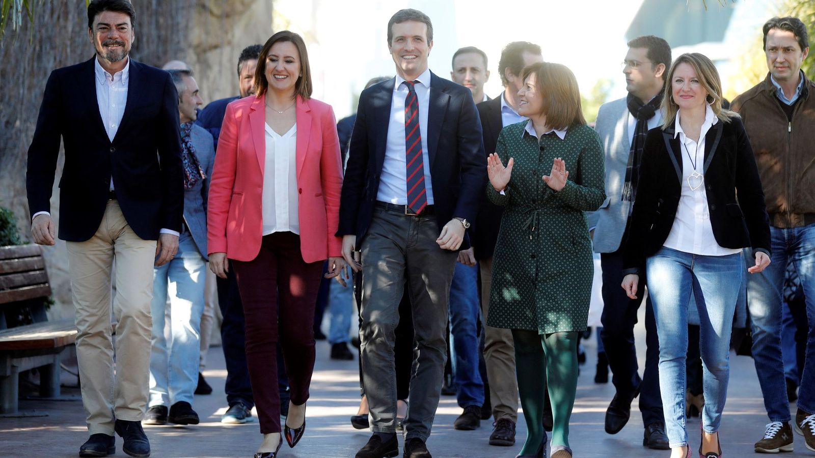 Foto: Pablo Casado (c) con los candidatos del PP valenciano. (EFE)
