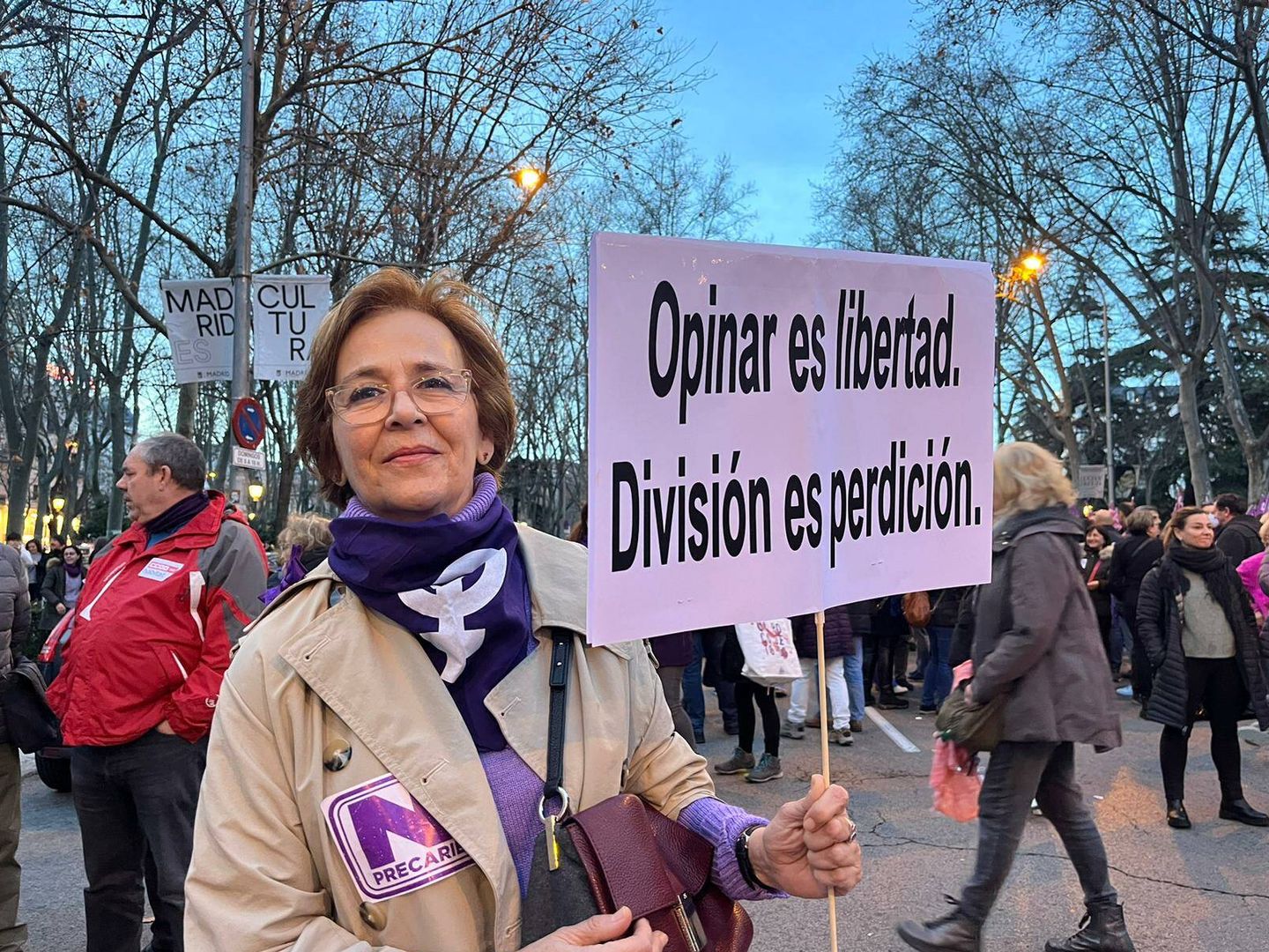 Isabel sujetando su pancarta en el Paseo del Prado. Manifestación oficial de 2023. (A. F.)