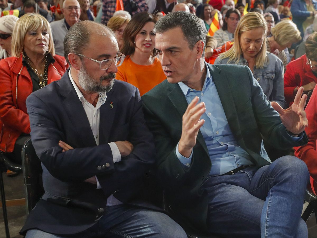 Foto: El presidente del Gobierno, Pedro Sánchez, y el presidente en funciones del Gobierno de Aragón, Javier Lamban (i), durante un acto electoral del 28-M. (EFE/Javier Cebollada)