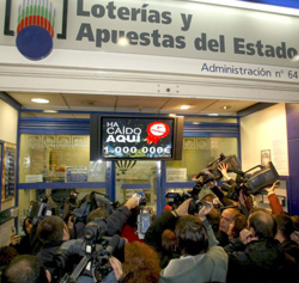 Foto: Un centro comercial de Madrid vende 600 décimos de uno de los quintos premios a una peña del Barça