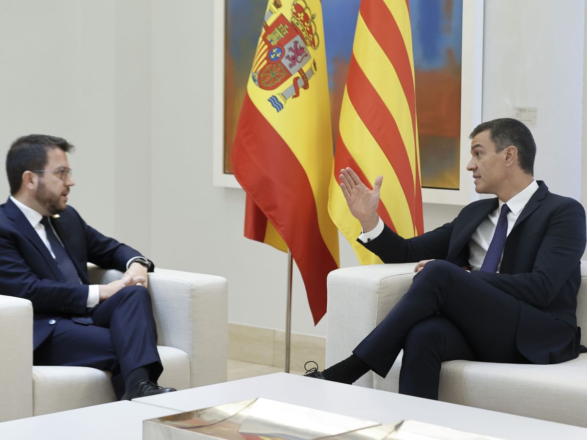 Foto: El presidente del Gobierno, Pedro Sánchez (d), durante su encuentro con el presidente de la Generalitat de Cataluña, Pere Aragonès, este viernes en el Palacio de la Moncloa. (EFE/Emilio Naranjo)