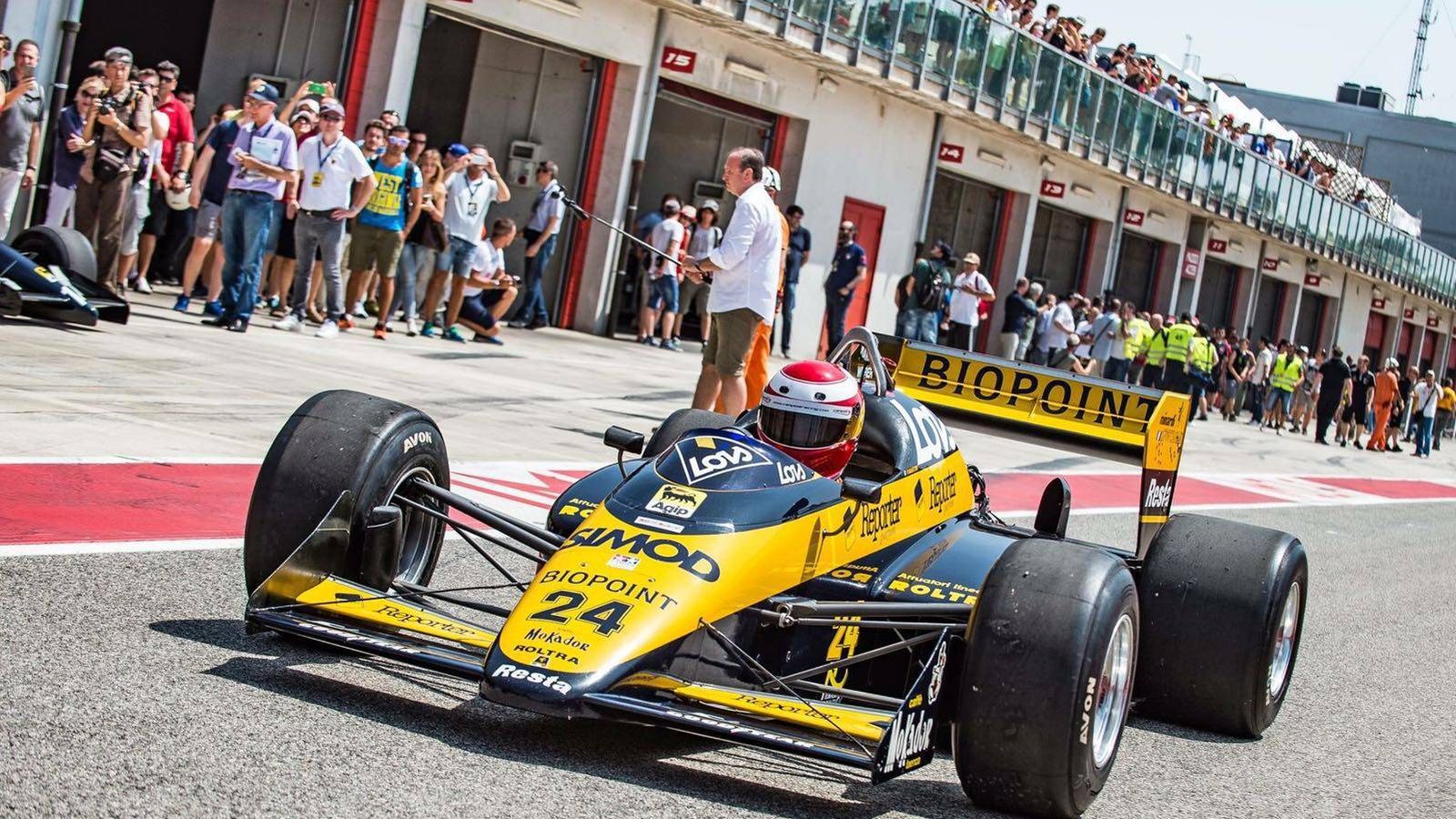 Foto: Adrián Campos pilotando 'su' Minardi, este pasado fin de semana.