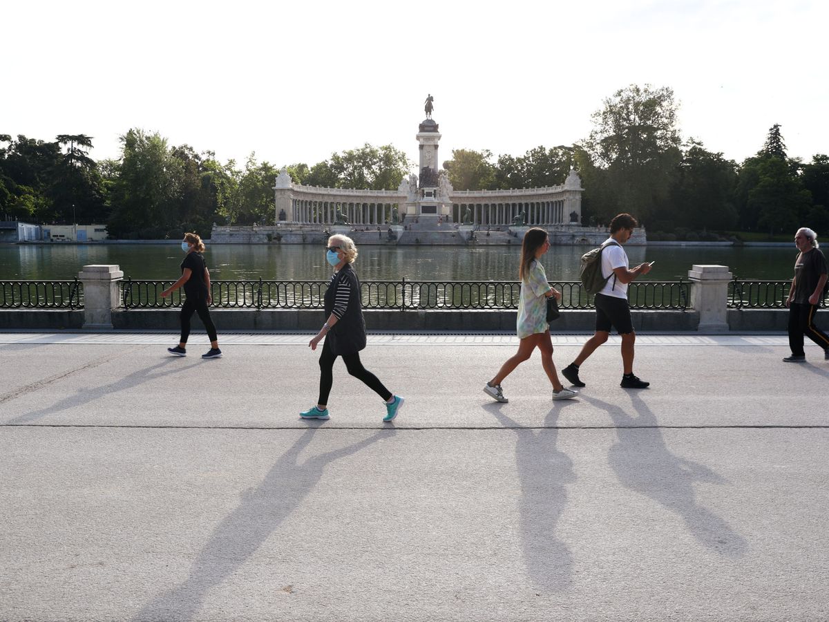 Foto: Varias personas pasean por el Parque del Retiro, en Madrid. (Reuters)
